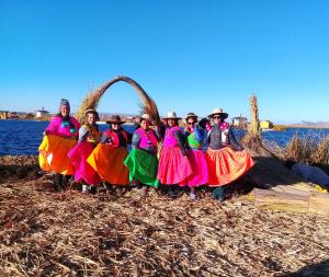 普诺Titicaca的一群人站在水面上摆着一张照片