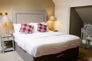 伦敦Prince of Wales - Townhouse的一间卧室配有一张大床和两张枕头