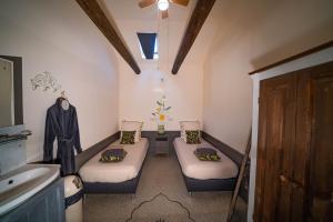 WinkelVeldzicht的小房间设有两张床和盥洗盆