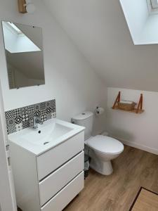 波尔尼克Côté Source的白色的浴室设有卫生间和水槽。