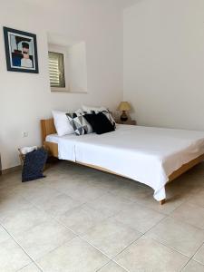 鲁巴达Holiday Home Adriatic的卧室配有一张白色大床