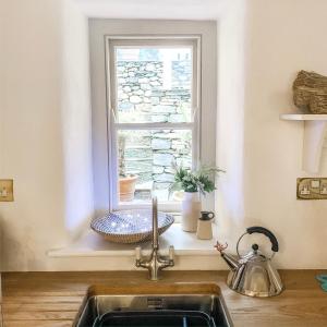 贝德格勒特Snowdonia Stone Cottage的窗户前的厨房水槽