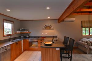 CartertonTerracotta Lodge & Cottages的厨房配有木制橱柜和台面
