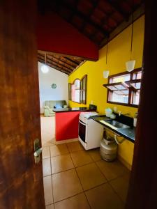 安格拉杜斯雷斯Alto do Marinas的厨房设有黄色的墙壁和红色的台面