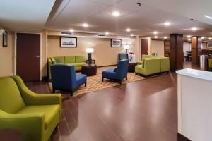 奥克森山奥克森山康福特茵酒店的一间设有绿色和蓝色椅子的等候室