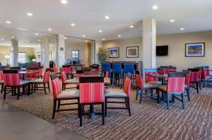海伦娜Comfort Suites Helena Airport的餐厅内带桌椅的用餐室