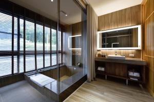 Yuanli享沐时光庄园渡假酒店的一间带玻璃淋浴和水槽的浴室