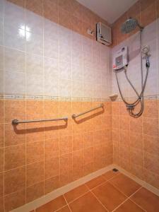 拉迈欧姆派豪华酒店的浴室铺有橙色瓷砖,设有淋浴。