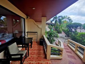 拉迈欧姆派豪华酒店的设有一个配有桌椅并享有美景的阳台。