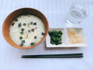 函馆Hotel Sharoum Inn 2的饭碗,带花椰菜,盘子上放着一杯水