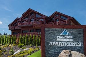 兹蒂尔Mountain Resort Residences的登山地度假标志前的标志