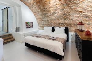 乌得勒支De Verrassing aan de Werf的一间卧室设有砖墙和一张床