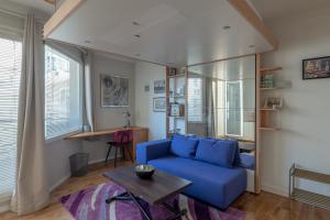 伊西莱穆利诺StayParis的客厅配有蓝色的沙发和桌子