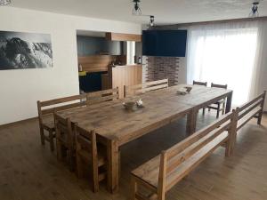 利普托斯基米库拉斯Apartmany JA&MA的木桌和长凳