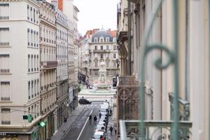 里昂全球塞西尔酒店的享有拥有建筑和汽车的城市街道的景色