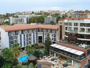 切什梅Pırıl Hotel Thermal&Beauty SPA的城市酒店空中景观
