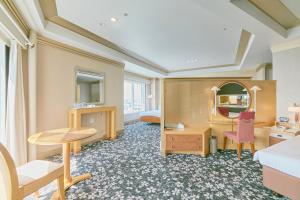 大阪大阪海鸥天保山酒店的酒店客房配有书桌和镜子