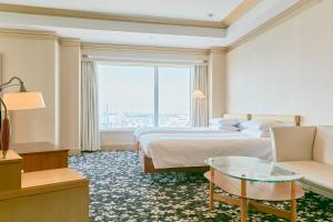 大阪大阪海鸥天保山酒店的酒店客房设有两张床、一张沙发和一个窗口。