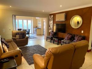 巴利托Sands Beach Simbithi Eco Estate Luxury Villa的客厅配有两张沙发和一台电视