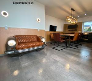 柏林柏林度假屋的客厅配有棕色沙发和桌子