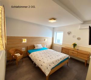 柏林柏林度假屋的卧室配有床、椅子和窗户。