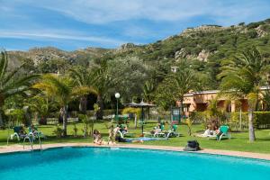 塔里法蓬塔苏尔酒店的一群人坐在度假村的游泳池周围