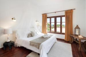 塔里法蓬塔苏尔酒店的白色的卧室设有一张大床和一个窗户