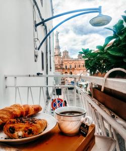 奥斯图尼Il Papavero的阳台上放上一盘羊角面包和一杯咖啡