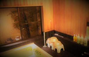 京都清水日式旅馆的带浴缸、卫生间和盥洗盆的浴室