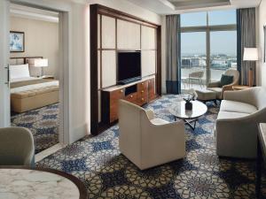 迪拜Grand Plaza Mövenpick的酒店客房配有一张特大号床和一台电视。