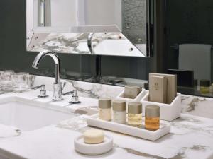 迪拜Grand Plaza Mövenpick的一间带水槽和镜子的浴室