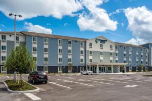 桑福德WoodSpring Suites Sanford North I-4 Orlando Area的前面有一个停车位的酒店