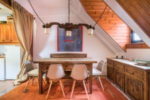 巴奎伊拉-贝莱特Noguera by Totiaran的一间带木桌和椅子的用餐室