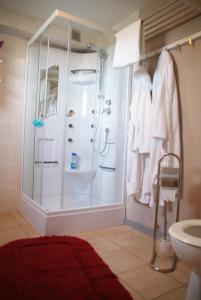 波佩林赫阿洛阿洛度假屋的带淋浴的浴室和玻璃门
