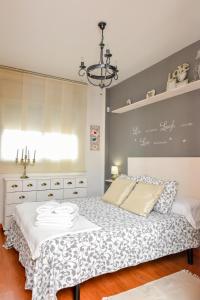 代尔特布雷Apartamento El Fangar的一间卧室配有一张床和一个吊灯