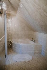 加诺维采威尔基耶RUDAWSKI的一间带浴缸的浴室