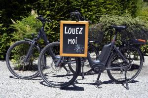 塔卢瓦尔格里龙斯酒店的两辆自行车停在一个读到爱零的标志旁边