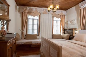 尼姆法奥Dandy Villas Nymfaio - Snow Fairy - Sauna的一间卧室设有两张床和两个窗户。
