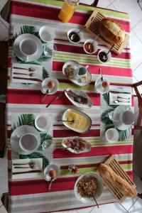 尚托奈Au Coeur du Bocage Vendéen的条纹桌布上带盘子和盘子的桌子