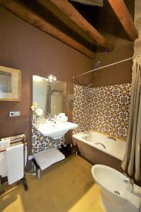 乌贝达Hotel Boutique Nueve Leyendas的带浴缸、水槽和浴缸的浴室