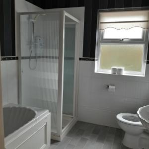 法尔卡拉Suaimhneas的一间带盥洗盆和窗户的浴室