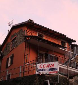 RubianaiCAVA的前面有标志的红色建筑