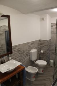 RubianaiCAVA的一间带水槽、卫生间和镜子的浴室
