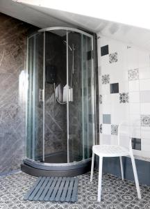 诺丁汉Midtown Lodge的浴室内配有带白色椅子的淋浴