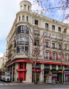 马德里马德里阿比拖姆旅舍的街道上一棵树的大建筑