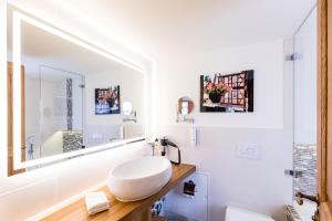 爱尔福特Magdalenengut Studios und Suiten的白色的浴室设有水槽和镜子