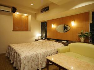 岬町Hotel Fine Misaki的酒店客房,设有两张床和一张沙发