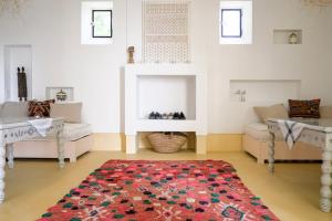 南城Riad Lamp的带沙发和地毯的客厅