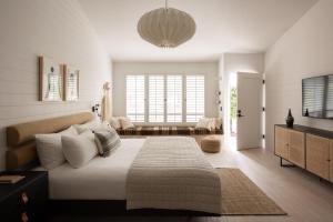 坎布里亚White Water的一间卧室设有一张床和一间客厅。
