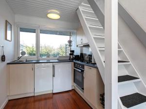 博托比5 person holiday home in V ggerl se的房屋内的厨房,设有螺旋楼梯